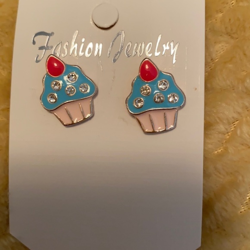 Cupcake earrings 3/4”